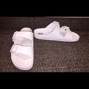MIA Jasmin slide sandals! Size 9. Brand new.